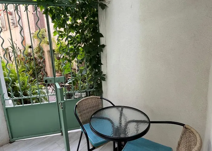 Vieil Antibes, Ravissant 2p Avec Petite Terrasse *